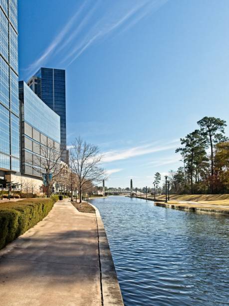 建物の水路に沿って反射ザ ウッドランズ テキサス 5 - southwest usa built structure office building exterior ストックフォトと画像