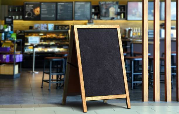 tablero de la muestra para la vereda restaurante pizarra - sidewalk cafe fotografías e imágenes de stock