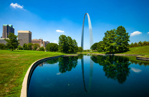 Gateway Arch In St. Louis, Missouri, USA The Gateway Arch in downtown St. Louis, Missouri, USA. jefferson national expansion memorial park stock pictures, royalty-free photos & images