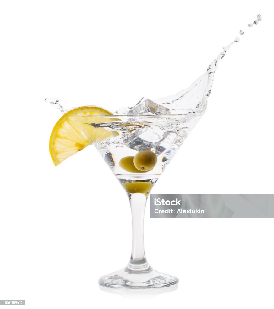 . salvar tal vez Chapoteo De Martini Con Aceitunas De Verdes Y Cubo De Hielo Limón En Copa  De Cóctel Foto de stock y más banco de imágenes de Aceituna - iStock