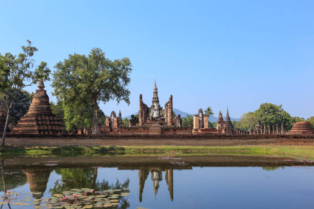 wat maha that, исторический парк шухотхай, таиланд - wat maha that стоковые фото и изображения