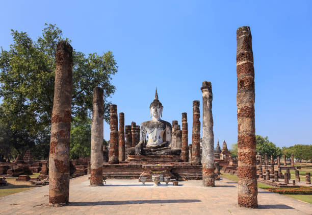 wat maha that, parco storico di shukhothai, thailandia - wat maha that foto e immagini stock