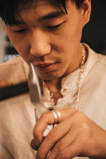 créateur bijoutier asiatique - shopping jewelry chinese ethnicity asian ethnicity photos et images de collection