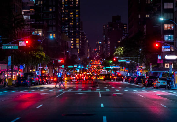 нью-йорк, 5-я авеню движения в вечернее время - night cityscape reflection usa стоковые фото и изображения