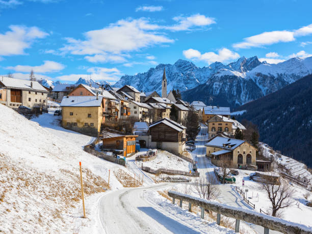 malerische aussicht auf dorf guarda in einem schönen sonnigen tag im winter, unterengadin, graubünden, schweiz. - guarda stock-fotos und bilder