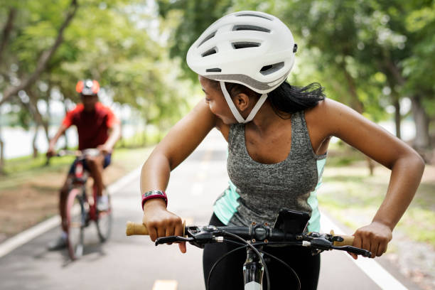 para rowerzystów jeżdżąca na rowerach w parku - bicycle cycling exercising riding zdjęcia i obrazy z banku zdjęć