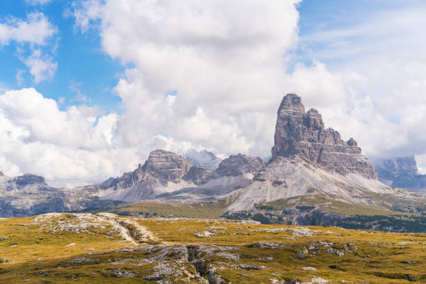 widok na tre cime di lavaredo z góry piana - north eastern italy zdjęcia i obrazy z banku zdjęć