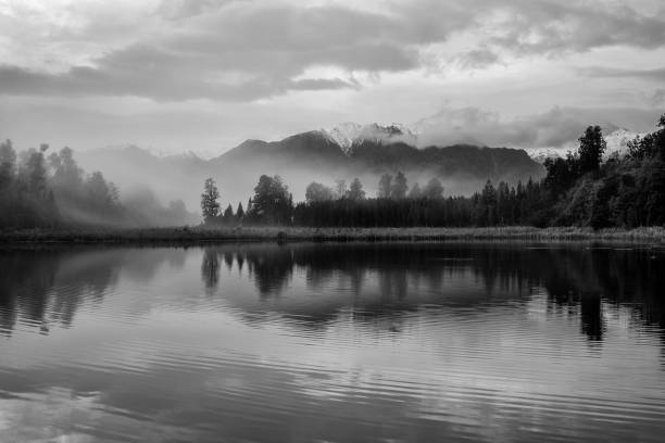 misty dawn no lago matheson, nova zelândia - kettle - fotografias e filmes do acervo