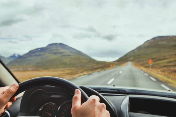 美しい風光明媚な道路で車を運転してアイスランドへの旅行します。 - looking at view ストックフォトと画像