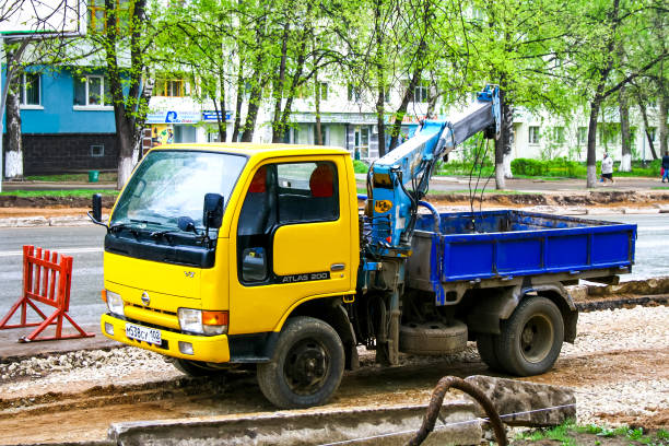 日産アトラス 200 - country road trucking car yellow ストックフォトと画像