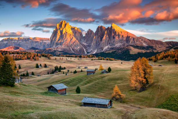 dolomiti. - alpine upland foto e immagini stock