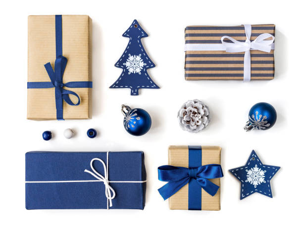 collection de boîtes et de babioles de cadeau noël en bleu sur fond blanc - gift blue gift box box photos et images de collection