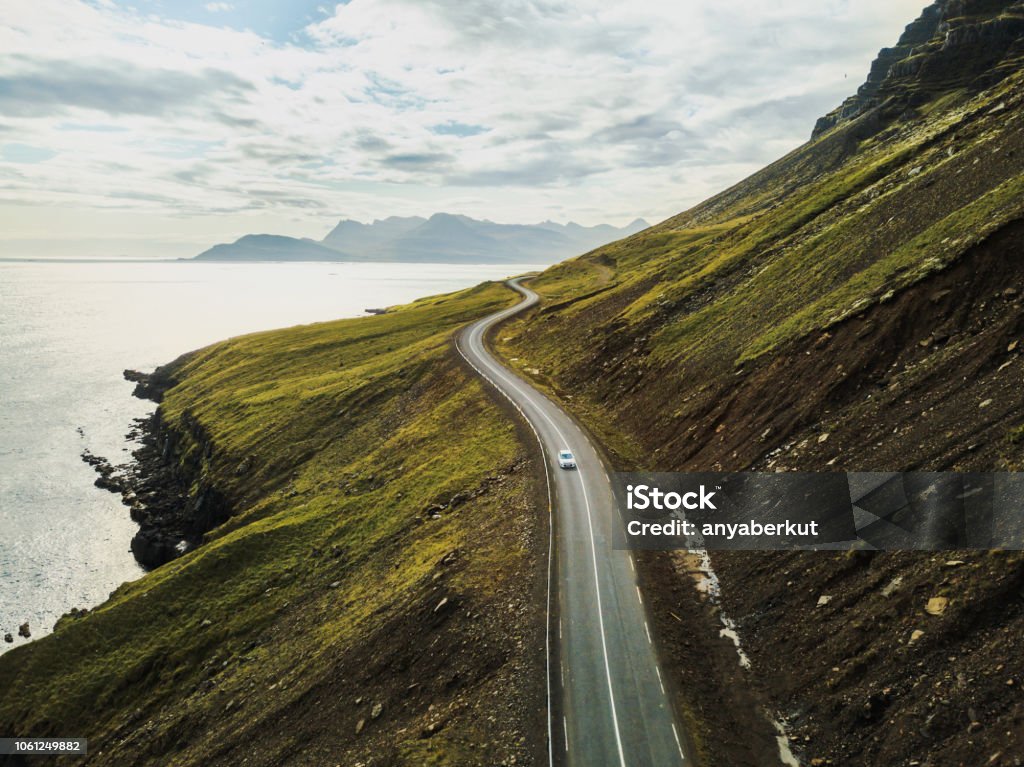 Autofahren auf schöne Panoramastraße in Island. - Lizenzfrei Auto Stock-Foto