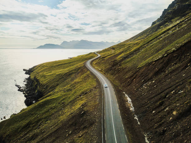 coche en carretera escénica hermosa en islandia. - dramatic sky iceland landscape sky fotografías e imágenes de stock