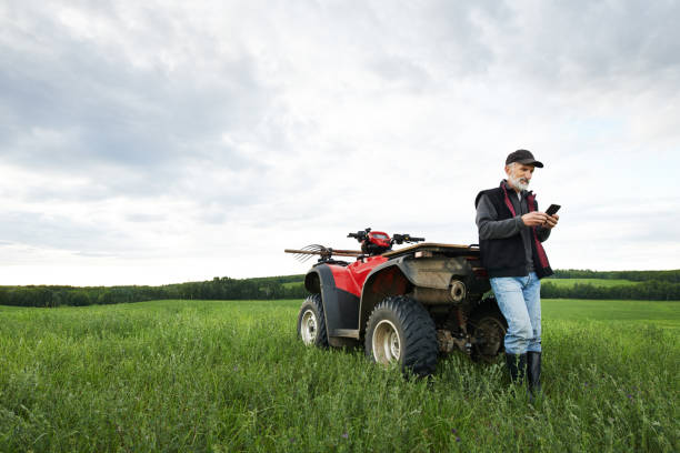 technology allows farmers to do more - environment homegrown produce canada north america imagens e fotografias de stock