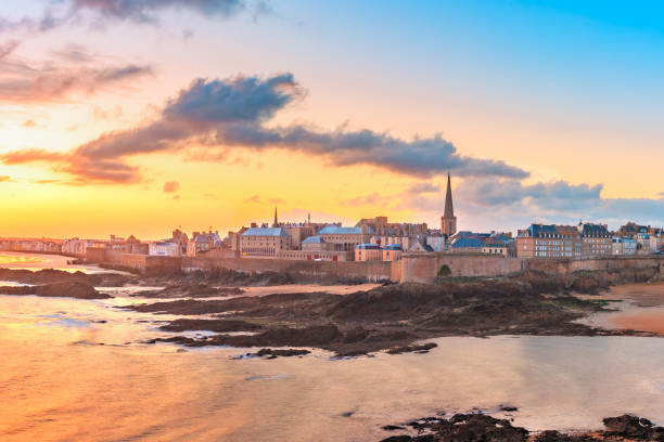 Medieval fortress Saint-Malo, Brittany, France Walled city Saint-Malo with St Vincent Cathedral at sunrise at high tide. Saint-Maol is famous port city of Privateers is known as city corsaire, Brittany, France ille et vilaine stock pictures, royalty-free photos & images