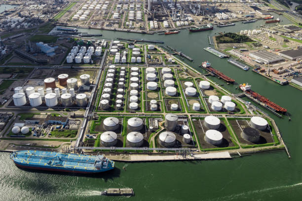 puerto de vista aérea de terminal petrolero de aceite - fuel storage tank storage tank oil storage compartment fotografías e imágenes de stock