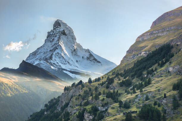 matterhorn gegen sonnenuntergang in schweizer alpen region zermatt, schweiz - matterhorn stock-fotos und bilder