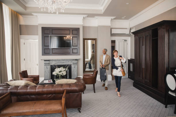 ¡esta habitación es hermosa! - suite de hotel fotografías e imágenes de stock