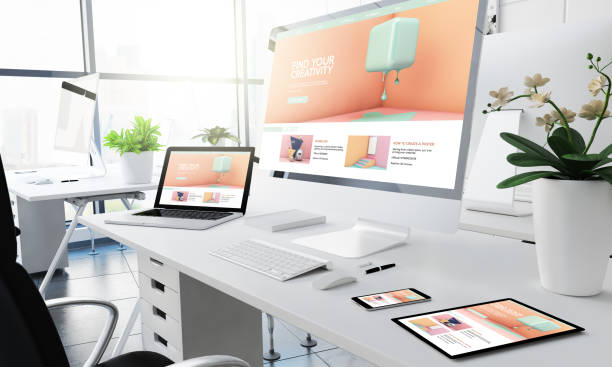 オフィス対応デバイス創造性のチュートリアル - ウェブデザイナー ストックフォトと画像