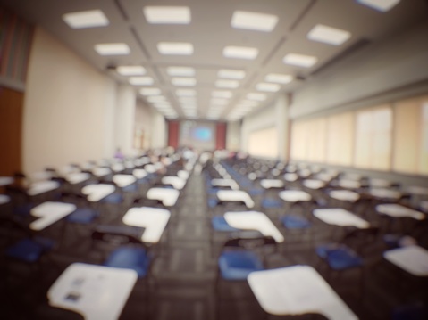 imagen borrosa de la sala de examen de gran vacío con el estilo de sillas de madera. no hay personas photo
