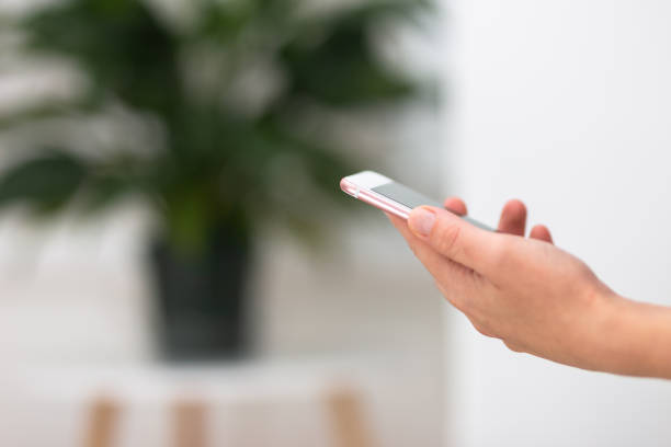 istock Hand of woman holding technology 1061331598
