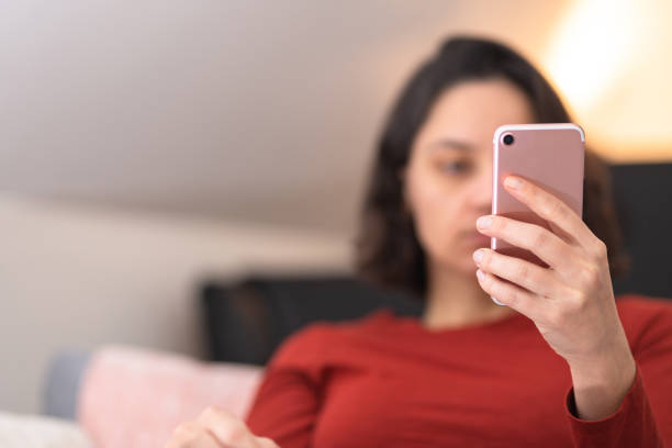 istock Hand of woman holding technology 1061331668