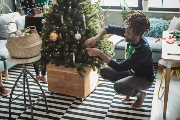 istock Couple decorate Christmas tree 1061335492