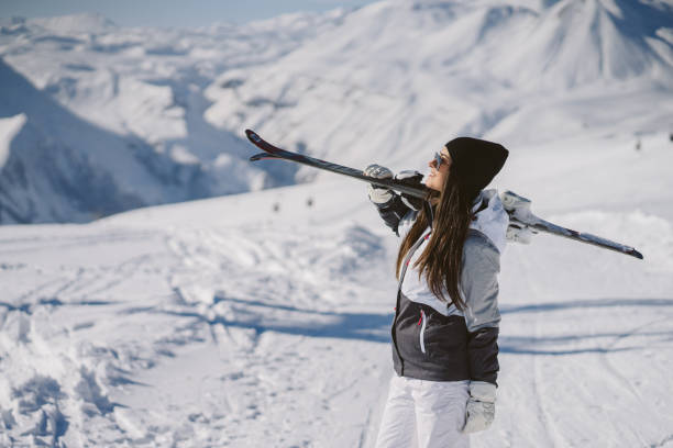 mädchen mit ski - ski resort hut snow winter stock-fotos und bilder