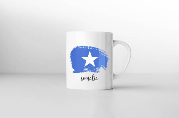 сомали флаг сувенирная кружка на белом фоне. 3d визуализация. - somalia flag isolated on white grunge стоковые фото и изображения