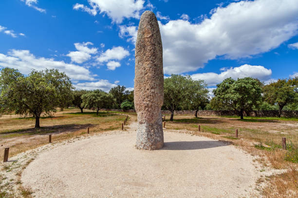 menir da meada standing stone. largest menhir of the iberian peninsula. - castelo de vide imagens e fotografias de stock