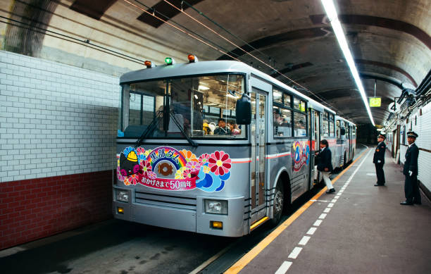 立山黒部ダムの関電トンネル トロリーバスの搭乗旅客 - trolley bus ストックフォトと画像