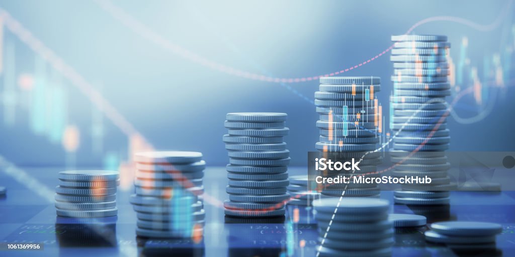 Münze-Stacks und Chart-Grafiken auf einem Schachbrett - Lizenzfrei Finanzen Stock-Foto