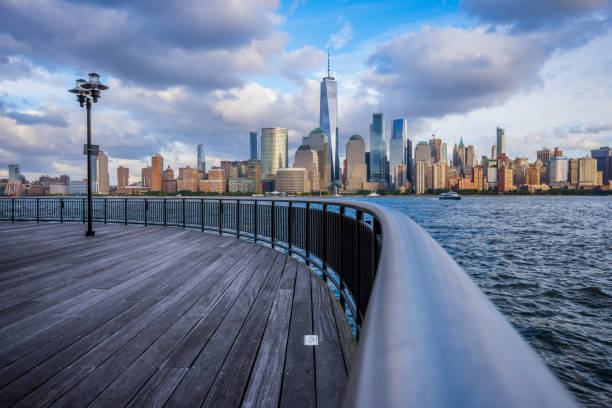 vista del skyline de manhattan de orilla de jersey city - new york city skyline new york state freedom fotografías e imágenes de stock