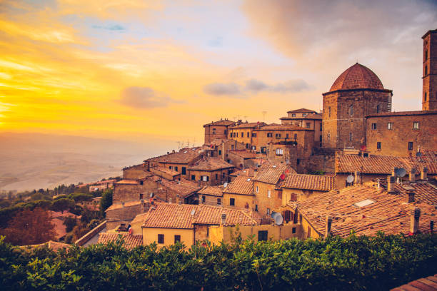 volterra, otoczone murami miasto na południowy zachód od florencji, we włoszech. - florence italy zdjęcia i obrazy z banku zdjęć