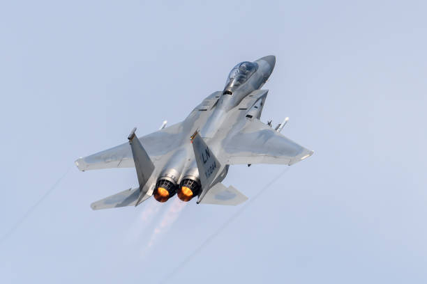 aereo a reazione f-15c eagle della united states air force - fighter plane jet military airplane afterburner foto e immagini stock
