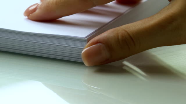 Чистый лист толстая. Рука перелистывает. Толстый лист бумаги. Самый толстый лист бумаги. Рука перелистывает листы шлифовальные.