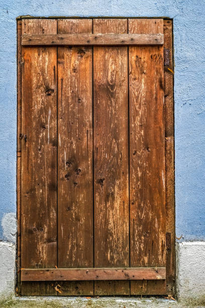 vieille porte en bois-2 d’entrée - architecture close up old stone photos et images de collection