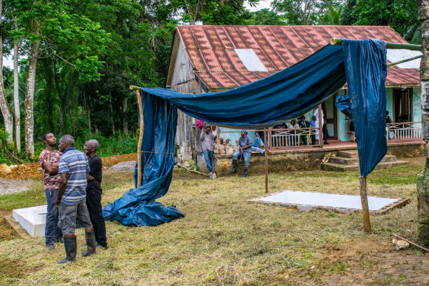 escena en un cementerio como dolientes se reúnen para el servicio del entierro - graveside service fotografías e imágenes de stock