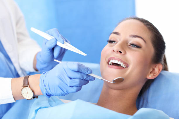 donna adulta che visita il dentista - dental treatment foto e immagini stock