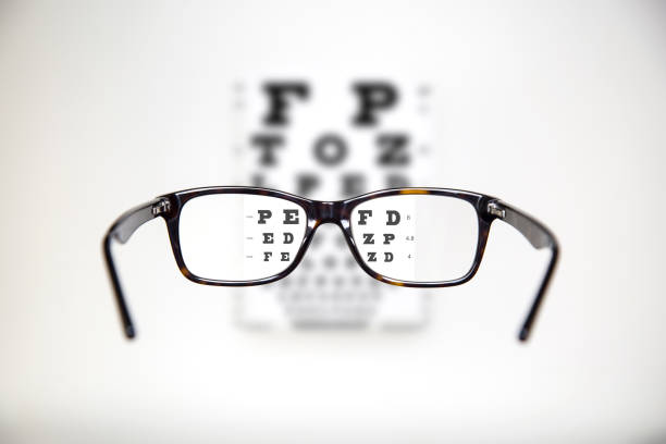 okulary podczas badania optometrycznego - krótkowzroczność zdjęcia i obrazy z banku zdjęć