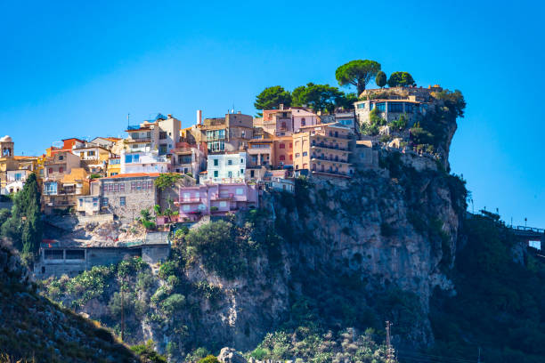 castelmola: aldeia típica siciliana no cimo de uma montanha, perto de taormina. messina província, sicília, itália. - sicily taormina mt etna italy - fotografias e filmes do acervo