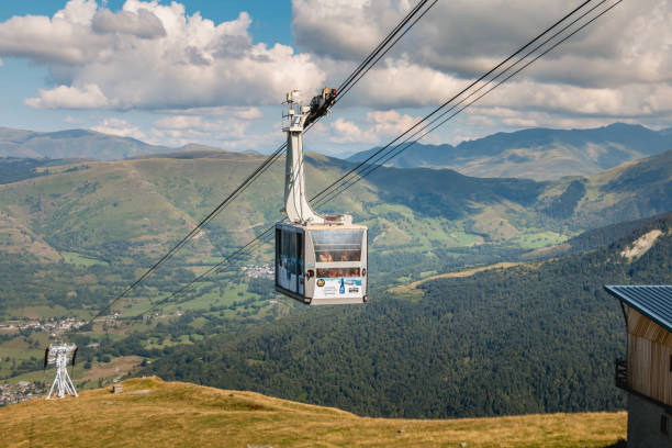 teleférico que conecta directamente el centro de la ciudad de saint lary con la estación - overhead cable car summer ski lift scenics fotografías e imágenes de stock