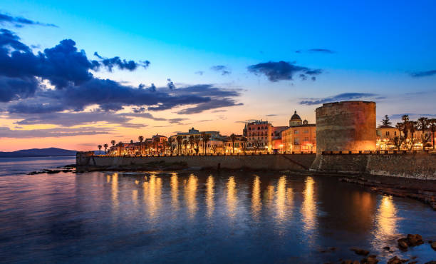 alghero, tour de sulis par nuit - local landmark old town skyline cathedral photos et images de collection