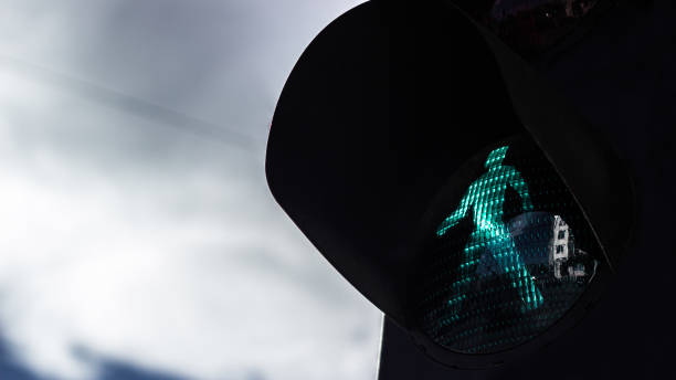 verde luz pedestre no céu dramático - walk signal - fotografias e filmes do acervo