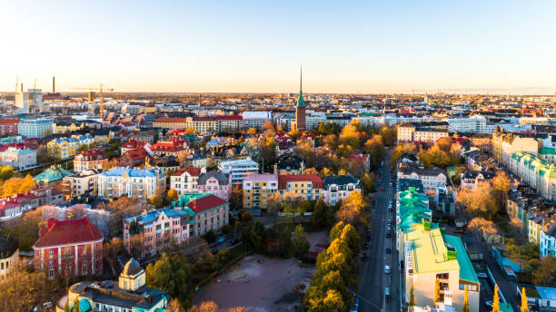 luftaufnahme von helsinki city.sky und wolken und bunten gebäuden. helsinki, finnland. - finnland stock-fotos und bilder