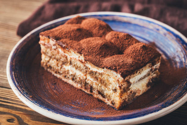 porzione di dessert tiramisù - plate blue dishware white foto e immagini stock