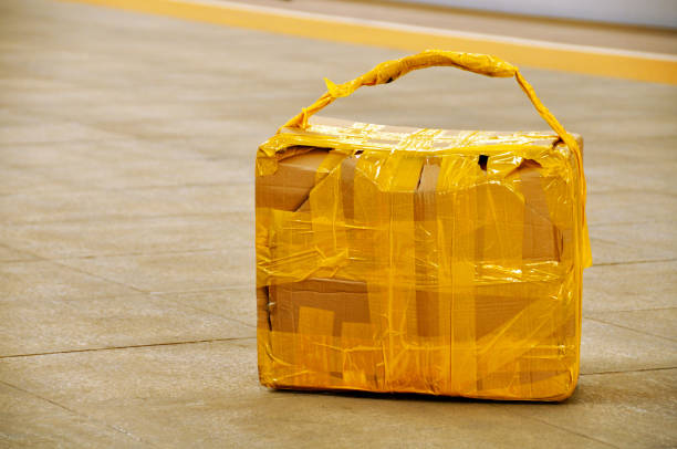 bagages abandonnés - suspicion photos et images de collection