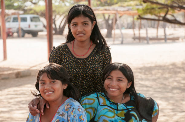 indígenas wayuu de la zona de la guajira. colombia - india women ethnic indigenous culture fotografías e imágenes de stock