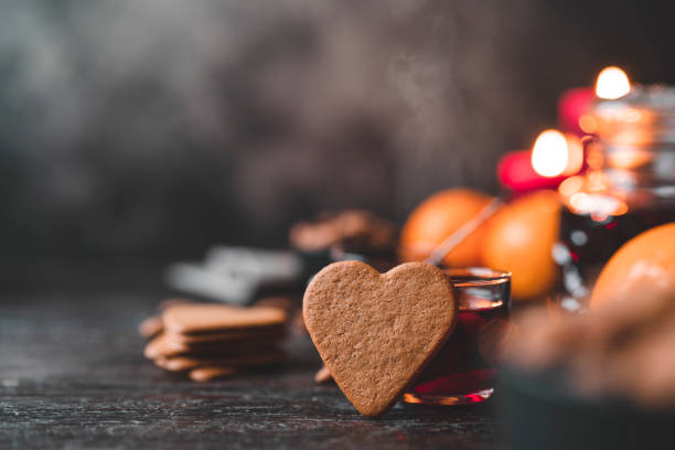 tradycyjne szwedzkie glögg grzane wino i pierniki - heart shaped cookie zdjęcia i obrazy z banku zdjęć